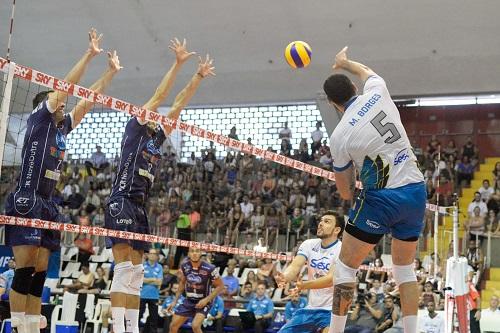 A dois pontos do líder Sada Cruzeiro, time carioca encara outro forte candidato a título na última rodada do primeiro turno da competição / Foto:Erbs Jr