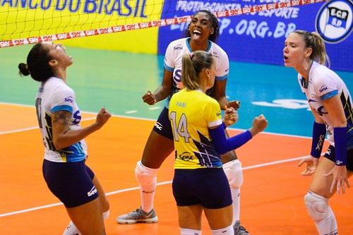 Partida foi decidida no tie-break e teve placar final de 3x2 para o time do técnico Bernardinho. Equipe carioca segue na competição em busca do tetracampeonato e enfrenta o Vôlei Nestlé na semifinal, dia 19.01 / Foto: Erbs Jr. / Sesc RJ