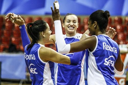 Equipe comandada por Bernardinho treinará dois dias em Osaka antes de seguir para Kobe, local da competição / Foto: Divulgação CBV