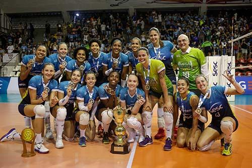 Equipe de Bernardinho se reinventou no jogo para fazer 3-2 e conquistar seu 14º troféu no Rio de  / Foto: Divulgação/Sesc RJ