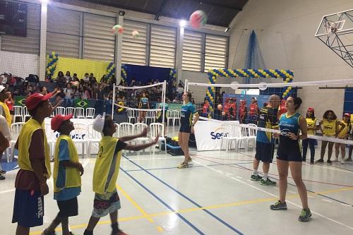 Técnicos Bernardinho e Giovane Gávio comandam suas equipes em clínicas de vôlei nas unidades do Sesc dias 29/11 e 1/12 / Foto: Divulgação Sesc