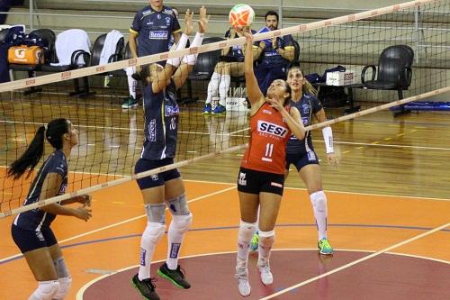 Equipe feminina da indústria ficou atrás com o placar de 3 sets a 1 para as adversárias / Foto: Amanda Demétrio/Fiesp