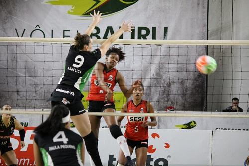 Após perder o jogo por 3 sets a 0, a equipe da capital paulista ficou cinco pontos atrás no set decisivo / Foto: Divulgação/Sesi