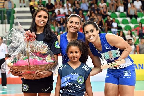 Tássia recebe VivaVôlei junto com Kika / Foto: João Pires / Fotojump